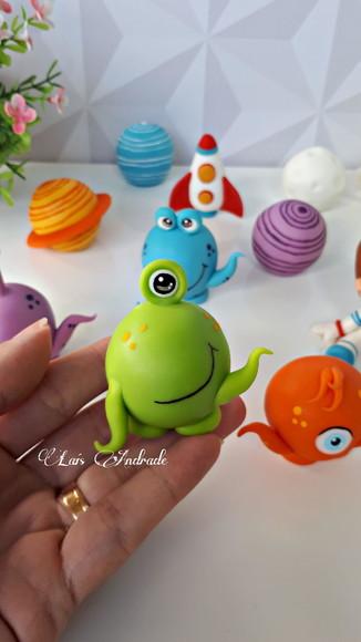 Apliques Etezinhos, planetas e foguetes feitos em biscuit