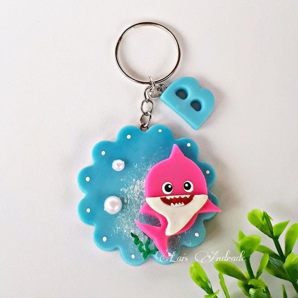 Chaveiro baby shark personalizado em biscuit