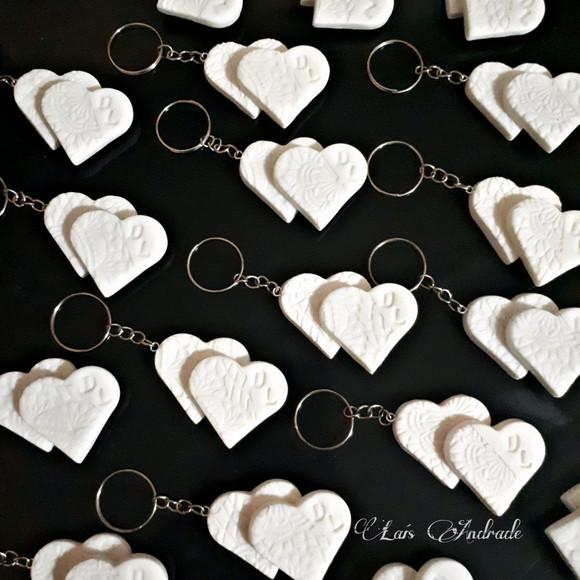 Chaveiro personalizado feito em biscuit | noivado, casamento e bo