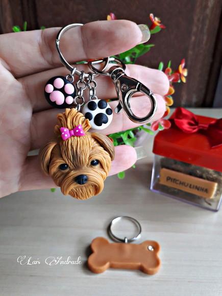 Chaveiro personalizado cachorro em biscuit