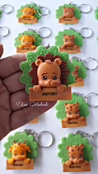 Chaveiro safari personalizado em biscuit