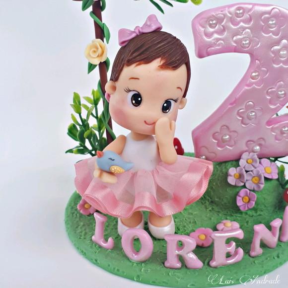 Topo de Bolo Cenário Jardim Encantado personalizado em biscuit
