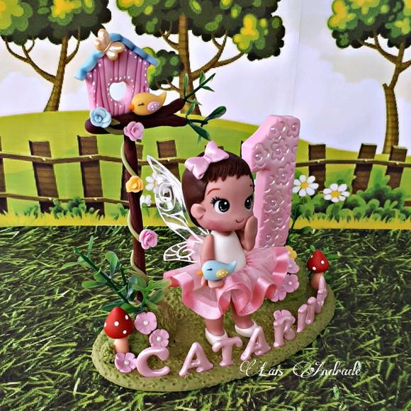 Topo de Bolo Cenário Jardim Encantado personalizado em biscuit
