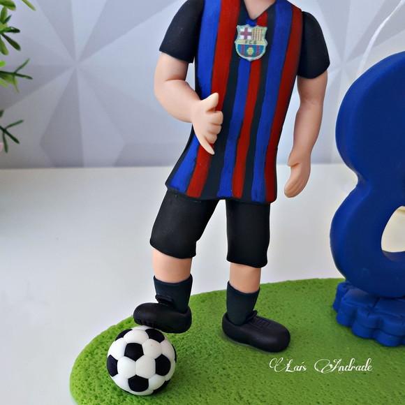 Topo de bolo Jogador de futebol Barcelona feito em Biscuit