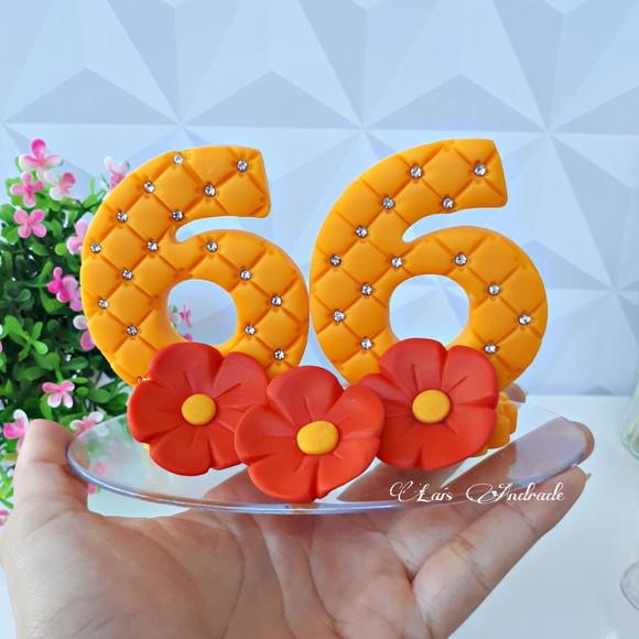 Vela 66 anos feita em biscuit