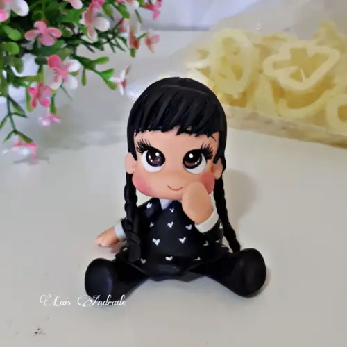 Aplique Wandinha Addams em biscuit