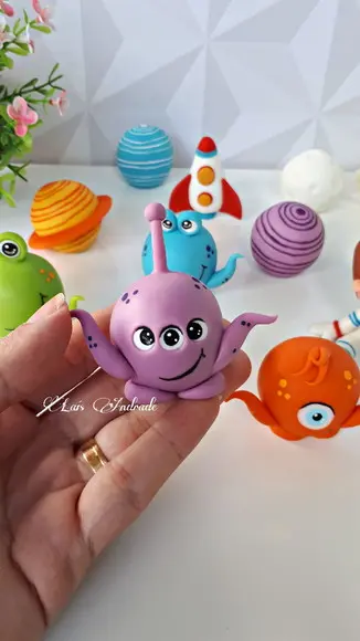 Apliques Etezinhos, planetas e foguetes feitos em biscuit