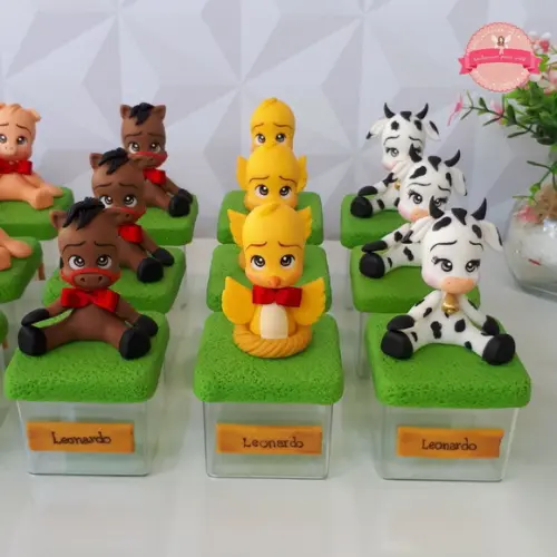Caixinha luxo fazendinha personalizada em biscuit