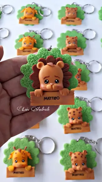 Chaveiro safari personalizado em biscuit