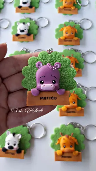 Chaveiro safari personalizado em biscuit