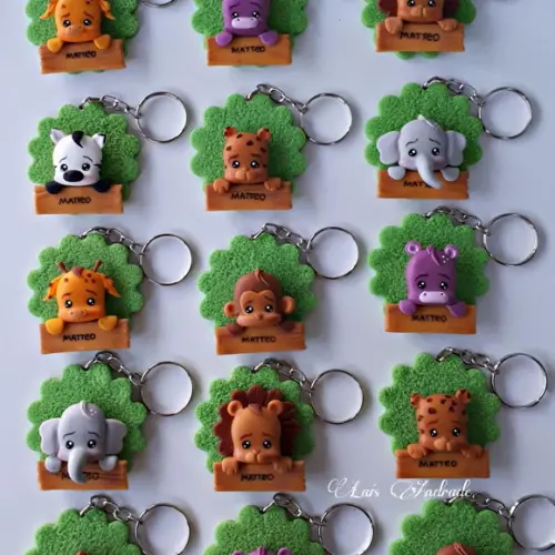 Chaveiro safari personalizado em biscuit