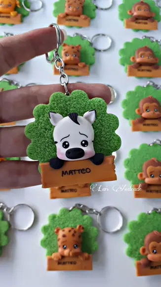 Chaveiro safari personalizado em biscuit