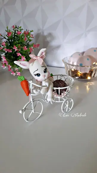 Coelhinho na bicicletinha em biscuit