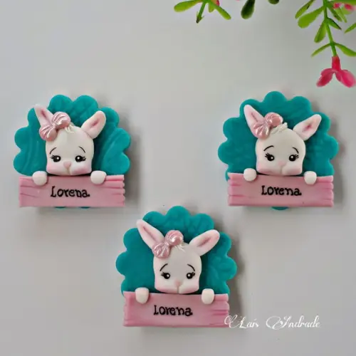 Imã de geladeira coelhinho personalizado em biscuit