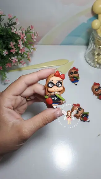 Mini Aplique volta as aulas | Menininha estudante em biscuit