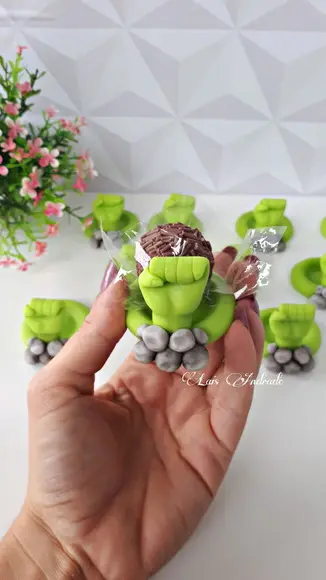 Porta Docinho Hulk em biscuit