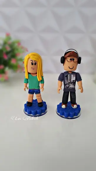 Boneco colecionável ou topo de bolo Roblox em biscuit
