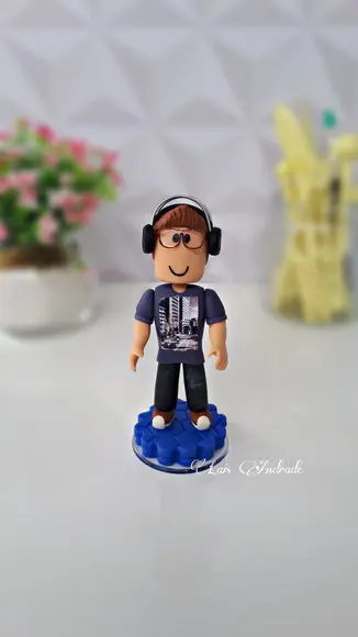Boneco colecionável ou topo de bolo Roblox em biscuit