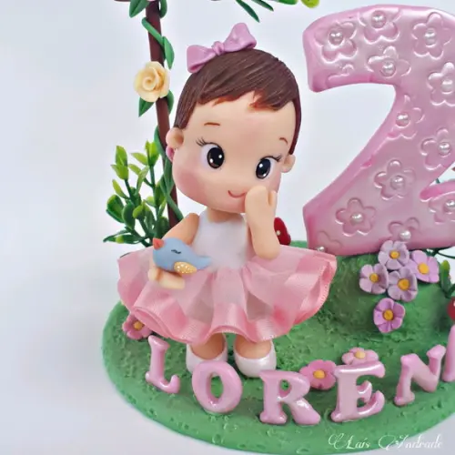 Topo de Bolo Cenário Jardim Encantado personalizado em biscuit