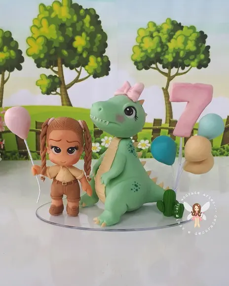 Topo de Bolo Dinossauro Menina Personalizado em biscuit