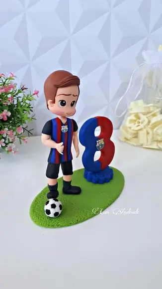 Topo de bolo Jogador de futebol Barcelona feito em Biscuit