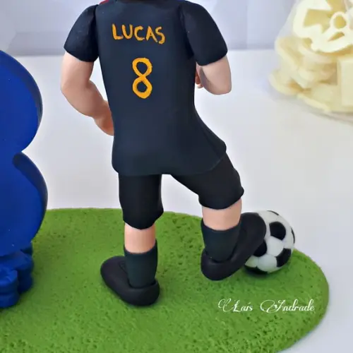 Topo de bolo Jogador de futebol Barcelona feito em Biscuit