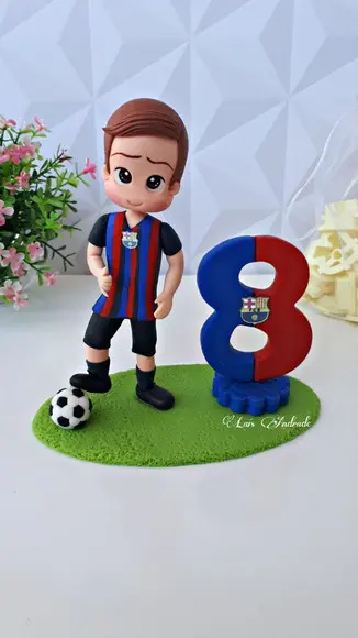 Topo de bolo Jogador de futebol Barcelona feito em Biscuit