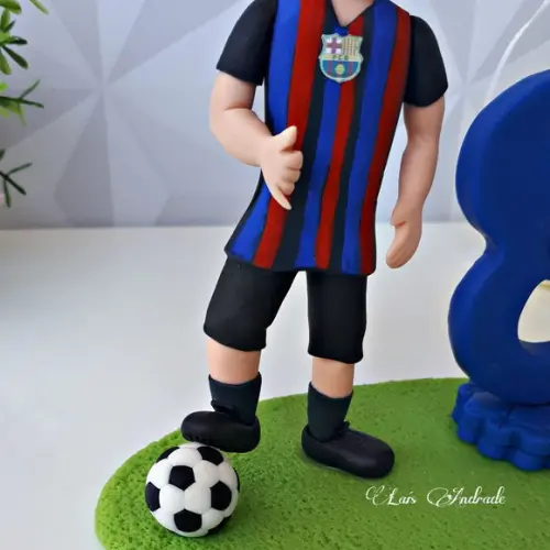 Topo de bolo Jogador de futebol Barcelona feito em Biscuit