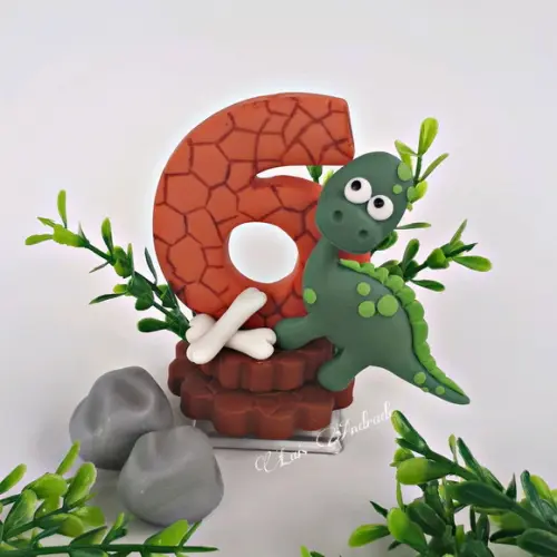 Vela dinossauro personalizada em biscuit