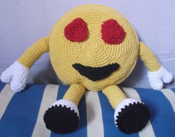 Almofadinha Emoji Apaixonado em Crochê Amigurumi
