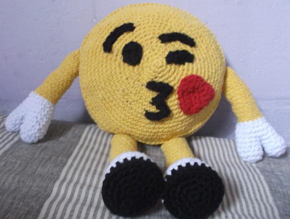 Almofadinha Emoji Beijinho em Crochê Amigurumi