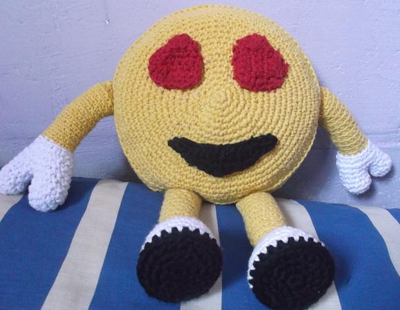 Almofadinha Emoji Apaixonado em Crochê Amigurumi