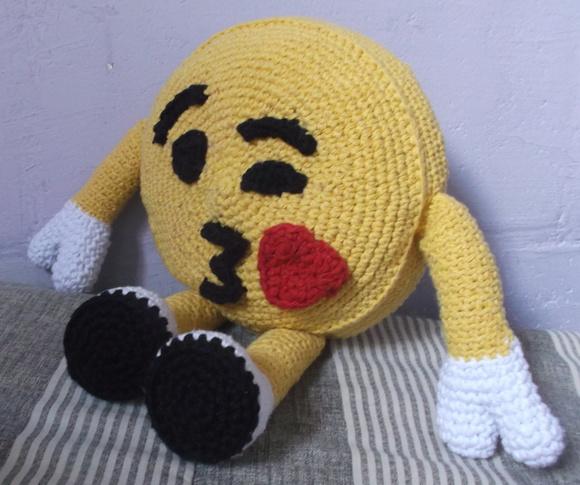 Almofadinha Emoji Beijinho em Crochê Amigurumi