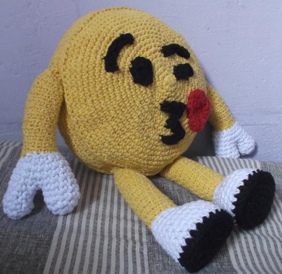 Almofadinha Emoji Beijinho em Crochê Amigurumi