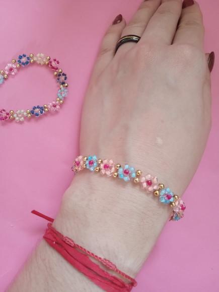 Pulseira de Flores Delicadas com Miçangas