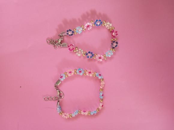 Pulseira de Flores Delicadas com Miçangas