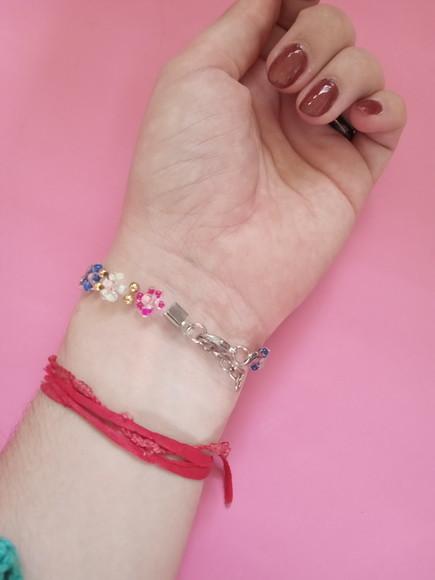 Pulseira de Flores Delicadas com Miçangas