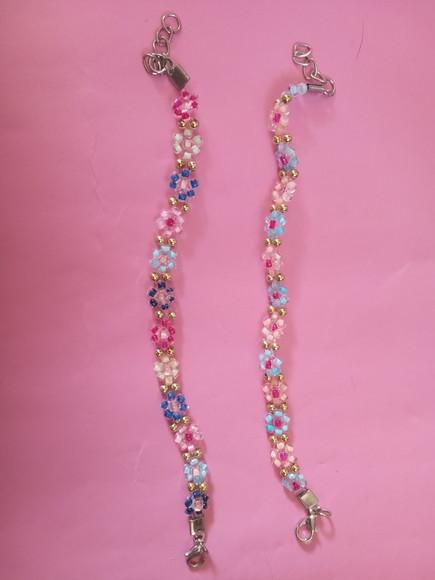 Pulseira de Flores Delicadas com Miçangas