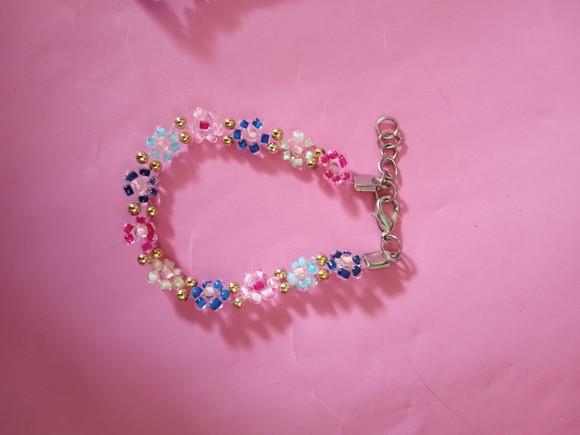 Pulseira de Flores Delicadas com Miçangas