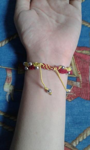 Pulseira de Macramê com Miçangas Brilhantes