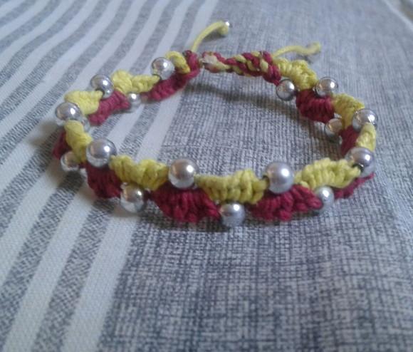 Pulseira de Macramê com Miçangas Brilhantes
