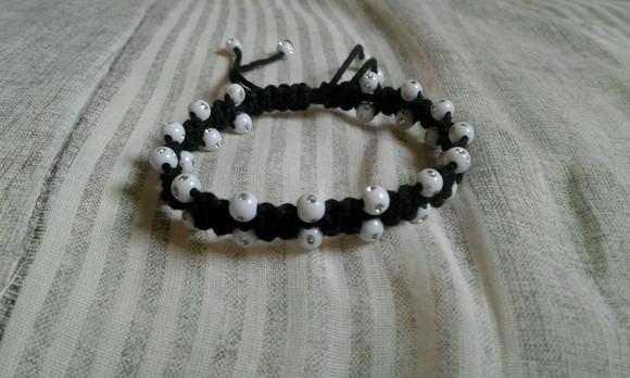 Pulseira de Macramê com Miçangas Brilhantes