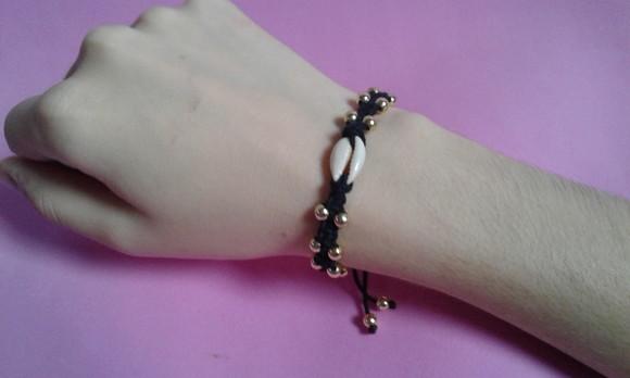 Pulseira de Macramê com Miçangas e Búzios