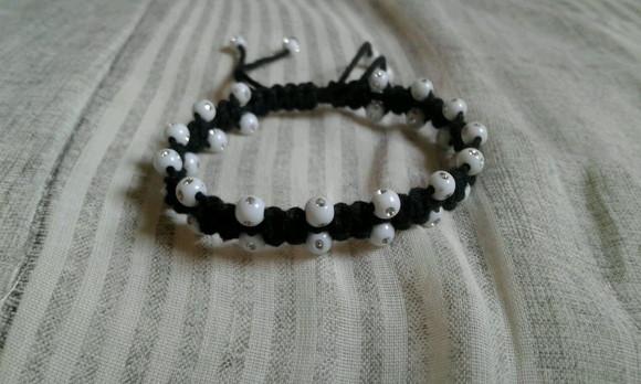 Pulseira de Macramê com Miçangas Brilhantes