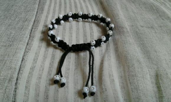 Pulseira de Macramê com Miçangas Brilhantes
