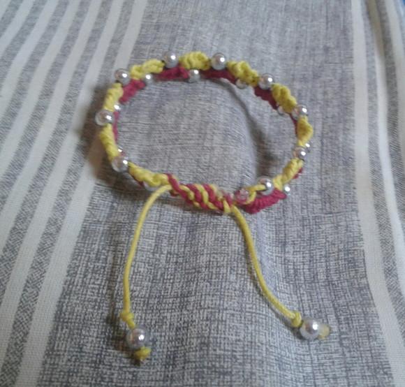 Pulseira de Macramê com Miçangas Brilhantes