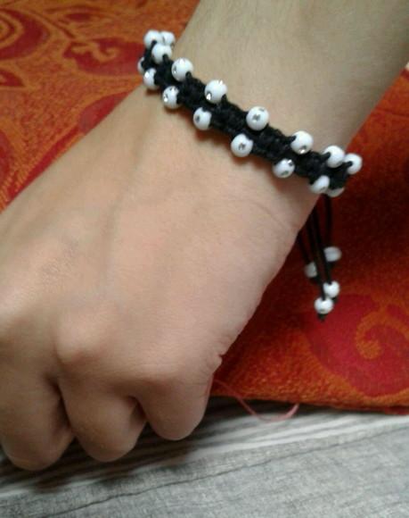 Pulseira de Macramê com Miçangas Brilhantes