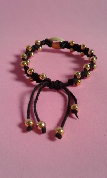 Pulseira de Macramê com Miçangas e Búzios