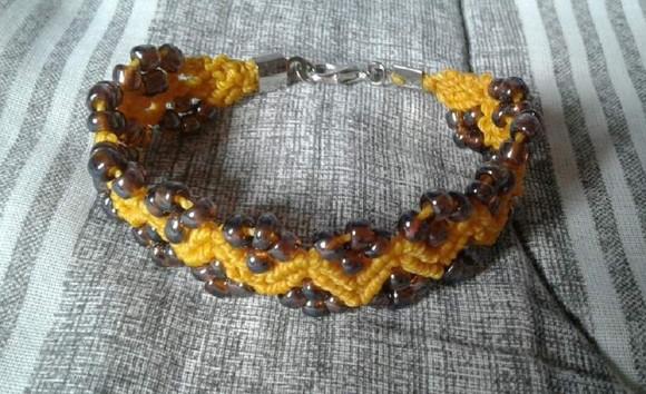 Pulseira de Macramê com Miçangas nas Bordas