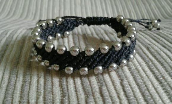 Pulseira de Macramê com Miçangas Prateadas